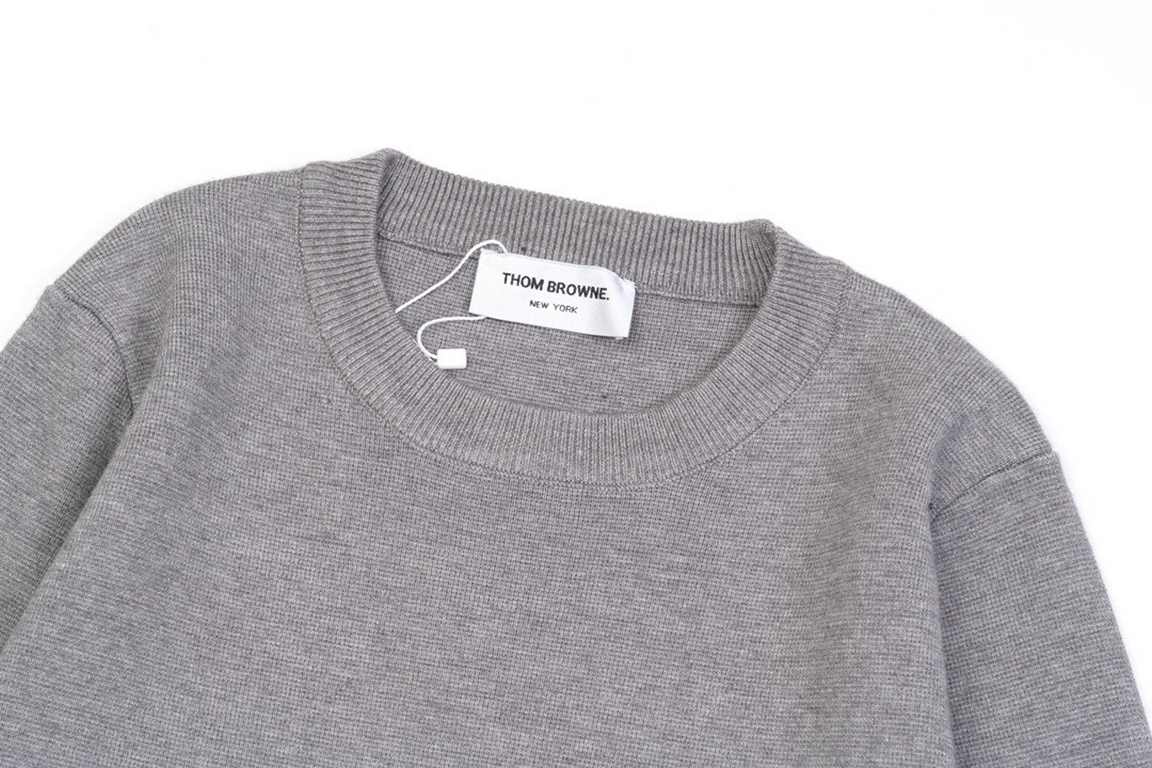 P230 Thom Browne   Thom Browne Waffle SweaterTB classic four-bar basic style year after year are wearing the classic models must choose the quality of   all of the color fixed dye containing wool cotton yarn, soft skin-f