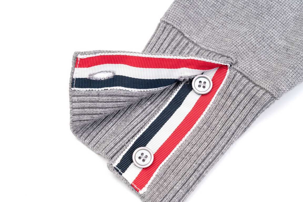 P230 Thom Browne   Thom Browne Waffle SweaterTB classic four-bar basic style year after year are wearing the classic models must choose the quality of   all of the color fixed dye containing wool cotton yarn, soft skin-f