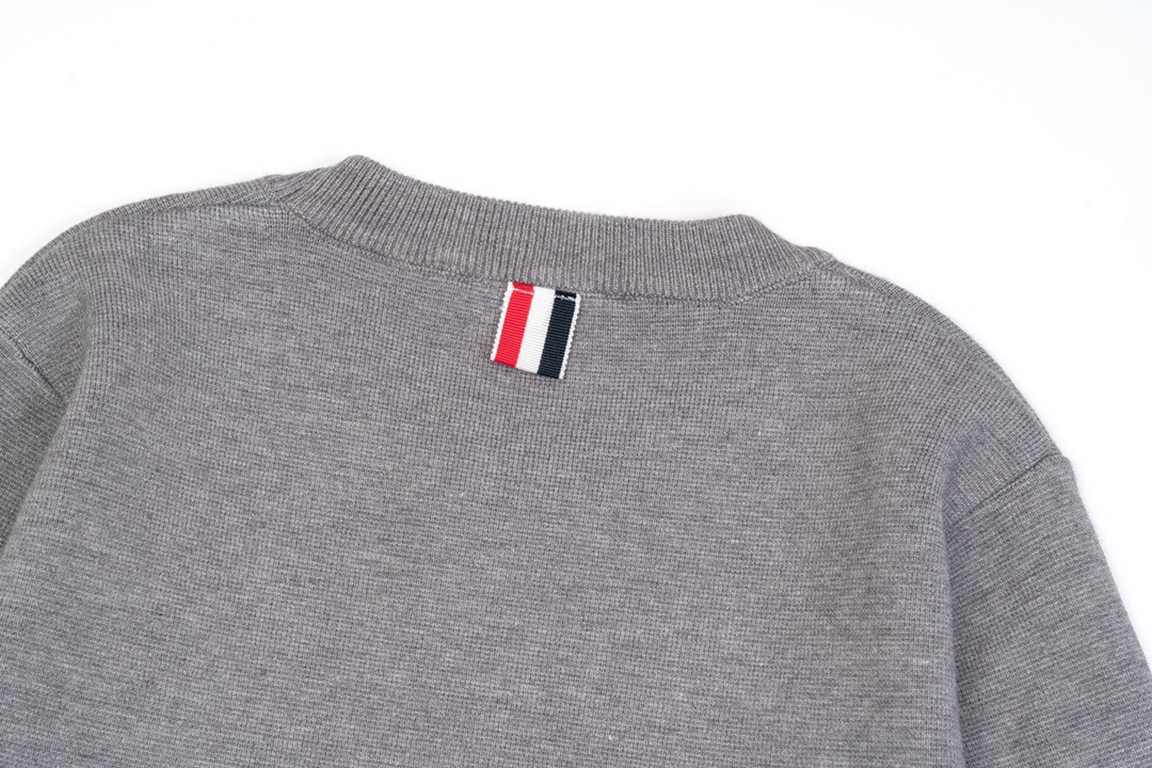 P230 Thom Browne   Thom Browne Waffle SweaterTB classic four-bar basic style year after year are wearing the classic models must choose the quality of   all of the color fixed dye containing wool cotton yarn, soft skin-f