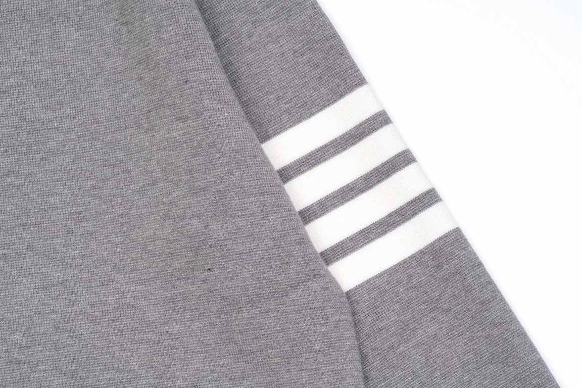 P230 Thom Browne   Thom Browne Waffle SweaterTB classic four-bar basic style year after year are wearing the classic models must choose the quality of   all of the color fixed dye containing wool cotton yarn, soft skin-f