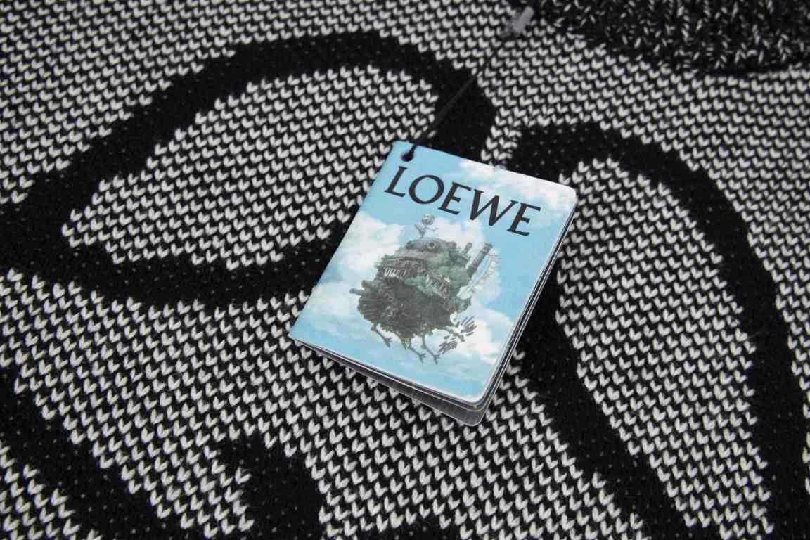 P230LOEW Loewe colorblocked jacquard long sleeve sweaterBlack and white double stranded yarn whole piece V jacquardRibbed with mixed wool processEnriches the front design with the same color scheme Original fabric 97% co