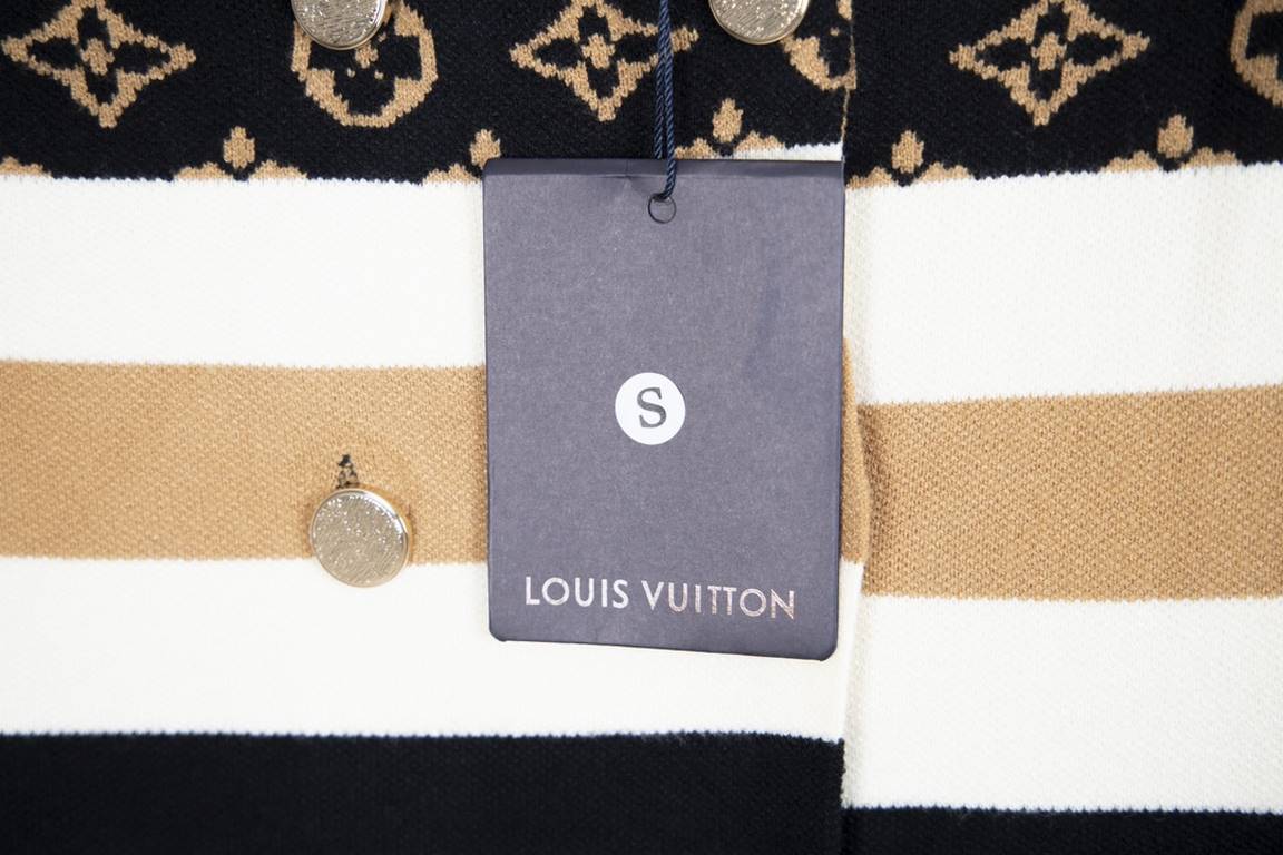 255Model No. C25LV Louis Vuitton FallWinter Exclusive Old Flower Logo Knit Cardigan JacketElegant this piece is also cardigan This small cardigan casually collocation do not too absolute son Adopted wool blended delicate