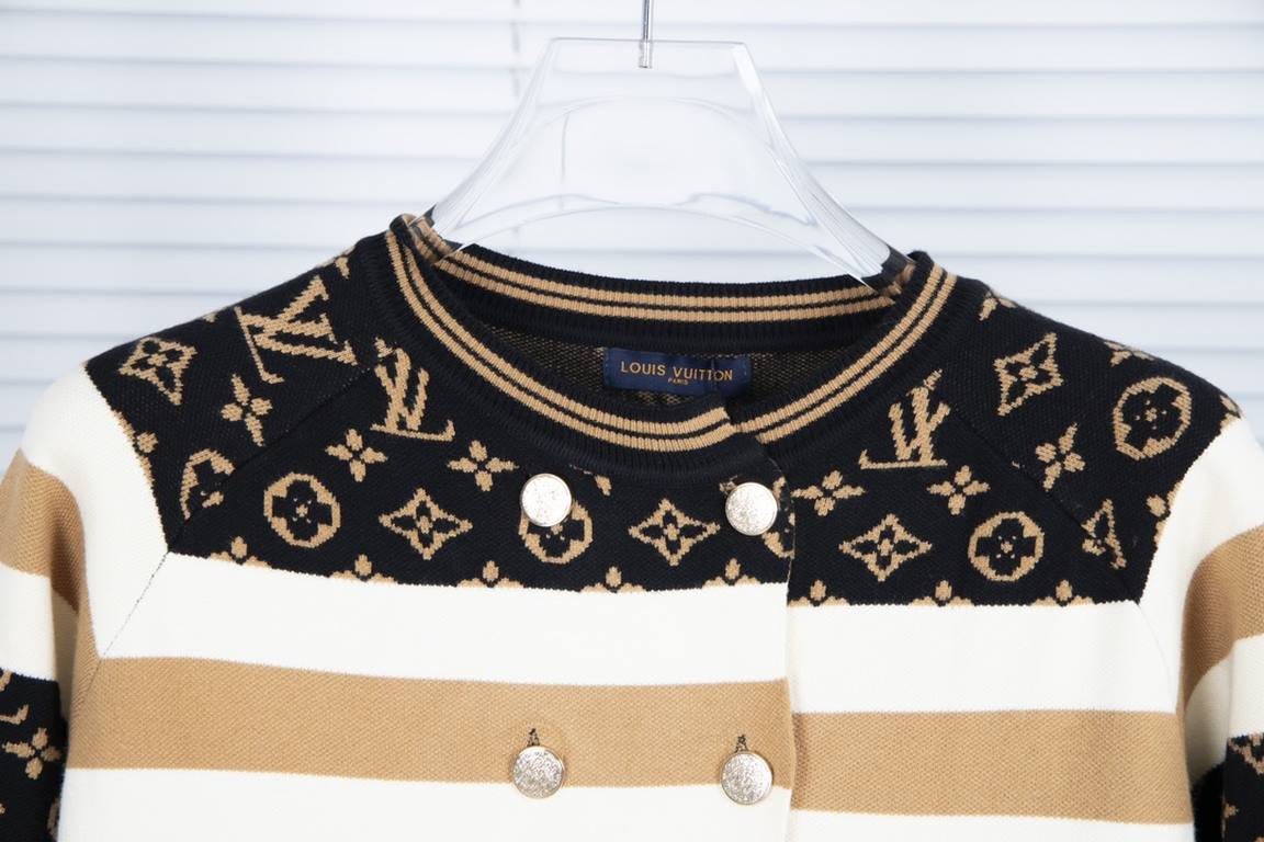 255Model No. C25LV Louis Vuitton FallWinter Exclusive Old Flower Logo Knit Cardigan JacketElegant this piece is also cardigan This small cardigan casually collocation do not too absolute son Adopted wool blended delicate