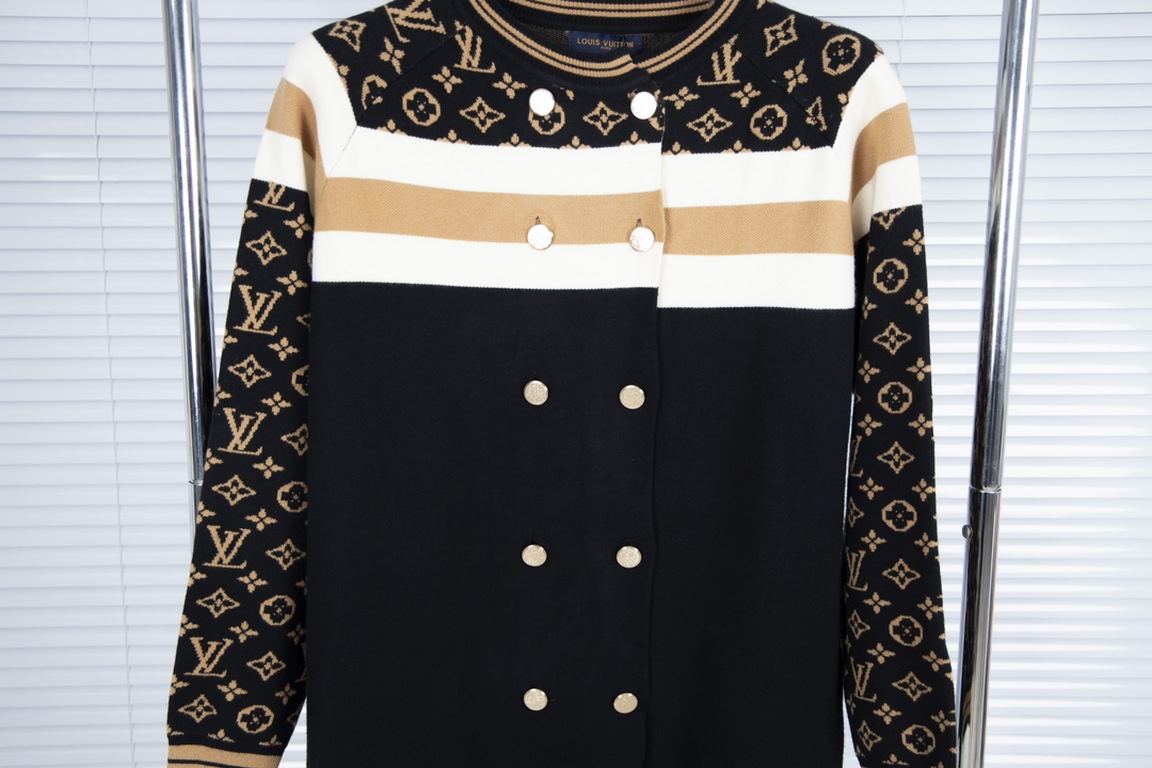 255Model No. C25LV Louis Vuitton FallWinter Exclusive Old Flower Logo Knit Cardigan JacketElegant this piece is also cardigan This small cardigan casually collocation do not too absolute son Adopted wool blended delicate