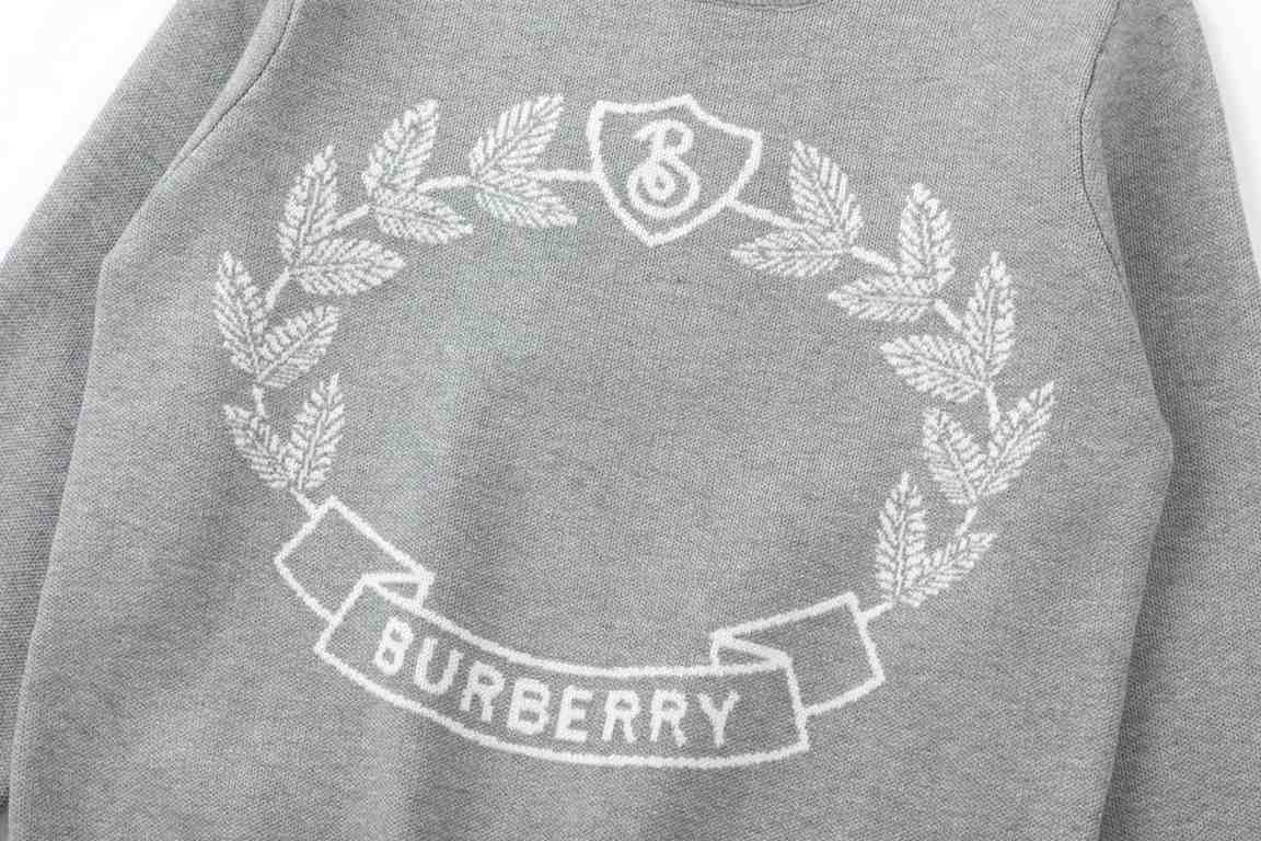 P210BurberryBurberry classic wheat embroidery round neck sweater High qualityWithout excessive fancy packaging we spend money on the clothes themselves!Top density heavy duty embroidery wheat without threads broken needl