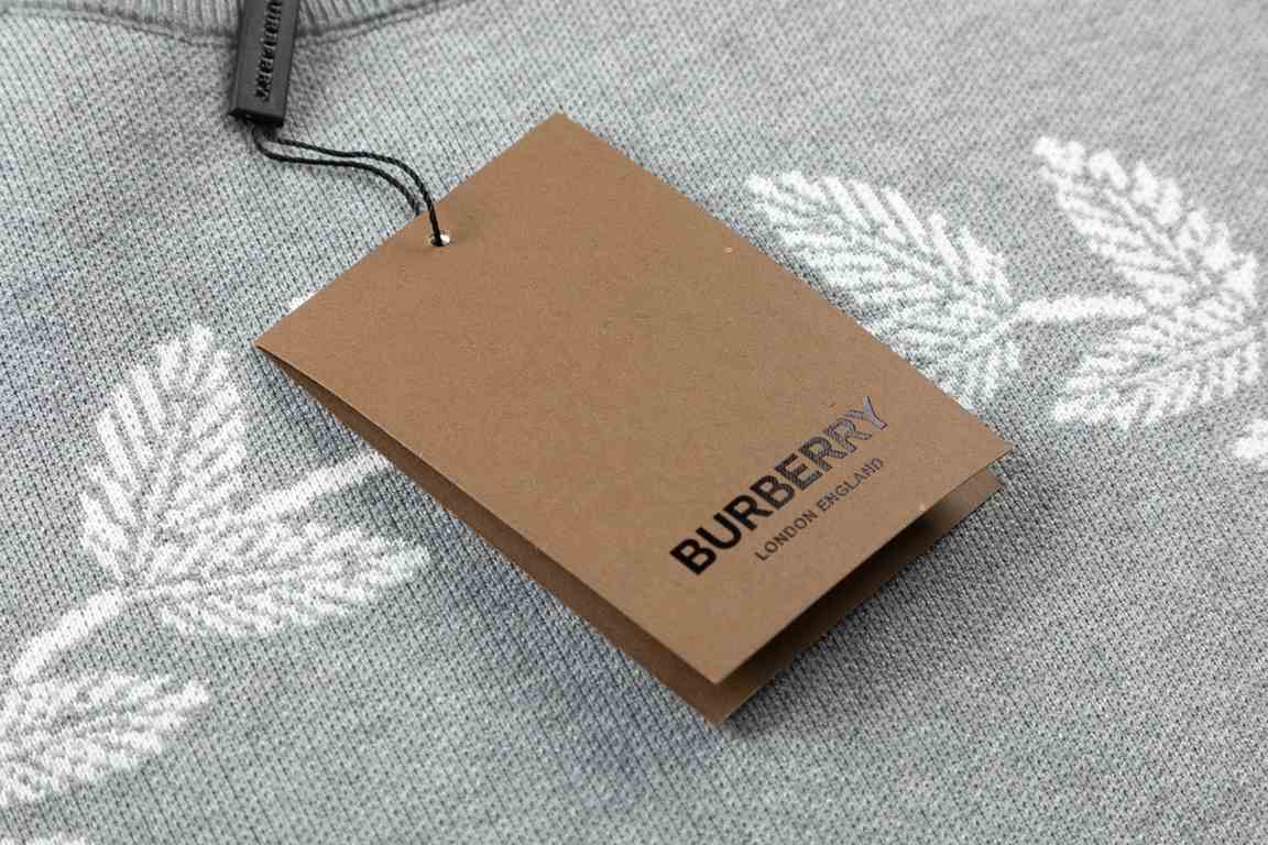 P210BurberryBurberry classic wheat embroidery round neck sweater High qualityWithout excessive fancy packaging we spend money on the clothes themselves!Top density heavy duty embroidery wheat without threads broken needl