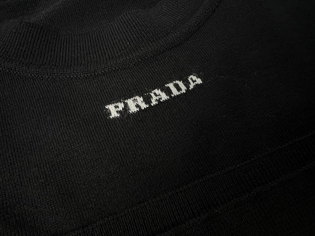 P320Prada 23 jacquard sweaterMaterial made of stapled wool yarn, soft and cozy on the body, matchy-matchy.Craftsmanship using 21 needle Germany Stoll imported machine jacquard made(different from the market currency, we 