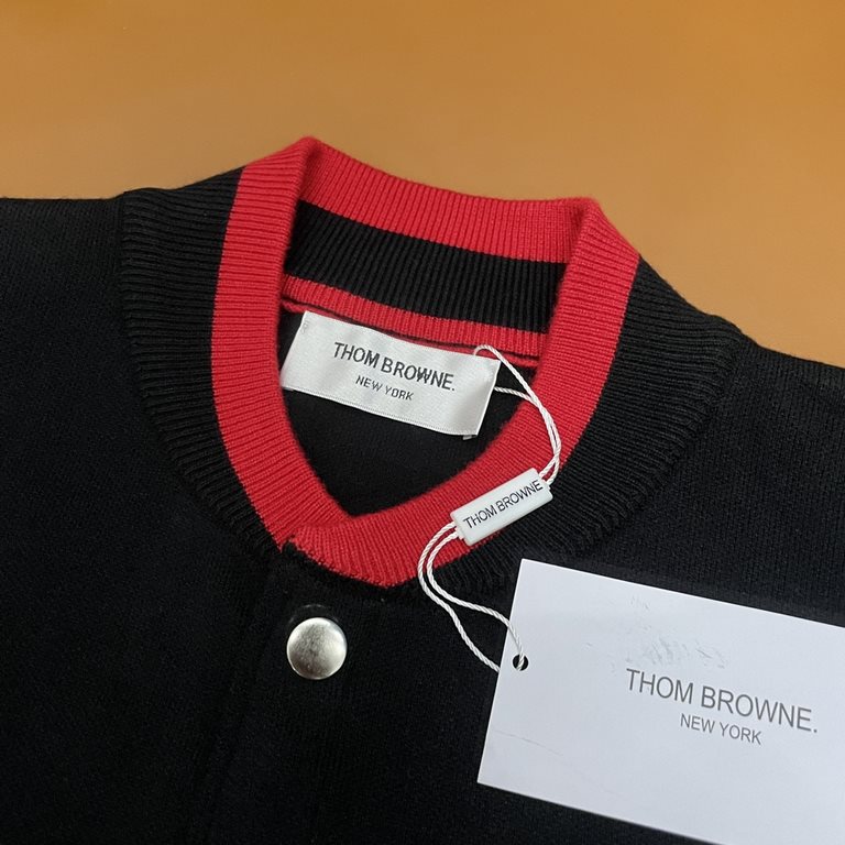 P210Thom Browne   Thom Browne color-blocked snap cardigan sweater jacketAll of the color fixed dyeing cotton yarn containing wool, soft and skin-friendly, double knitting is very thick, feel invincible good, get in the h