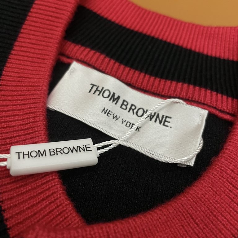 P210Thom Browne   Thom Browne color-blocked snap cardigan sweater jacketAll of the color fixed dyeing cotton yarn containing wool, soft and skin-friendly, double knitting is very thick, feel invincible good, get in the h