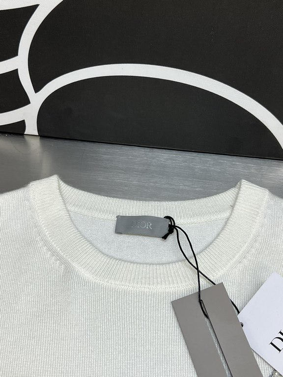 p375 Dior Dior Beaded SweaterThis section is made of 10 cashmere 50 wool 40 polyamide fiber, 16 count blended yarn, using 12 knitting machine 1  1 rib   plain process, the pattern at the first to the board to do plain em