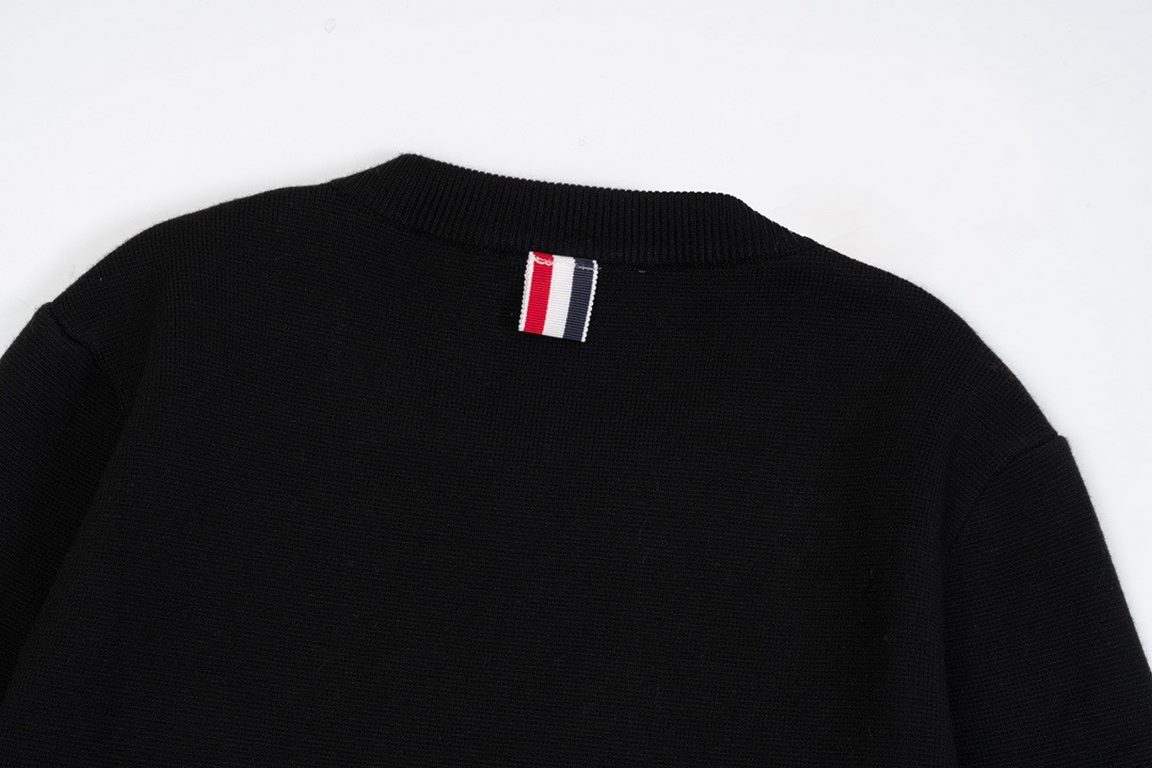 P230 Thom Browne   Thom Browne Waffle SweaterTB classic four-bar basic style year after year are wearing the classic models must choose the quality of   all of the color fixed dye containing wool cotton yarn, soft skin-f