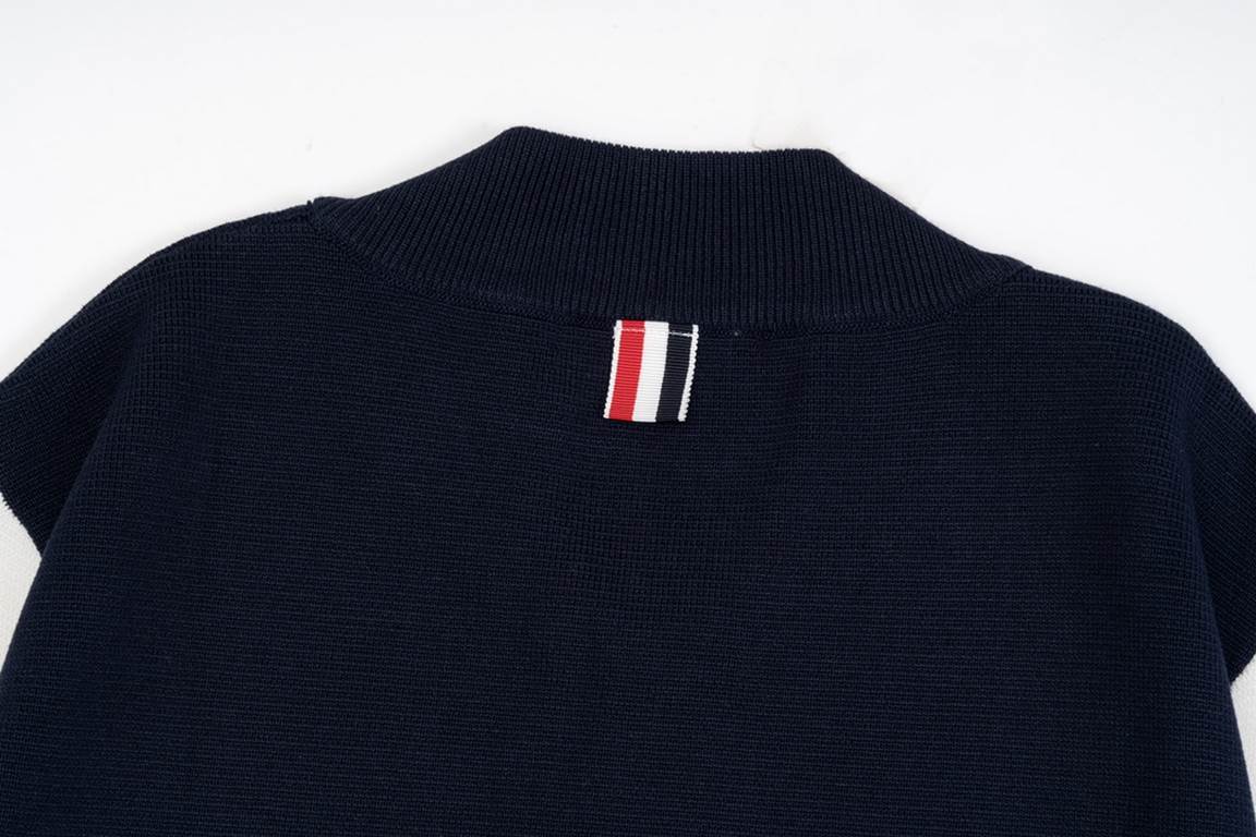 225Thom Browne   Thom Browne colorful zipper cardiganTB classic four-bar basic style year after year are wearing the classic models must choose the quality of   all the color fixed dye containing wool cotton yarn, soft s