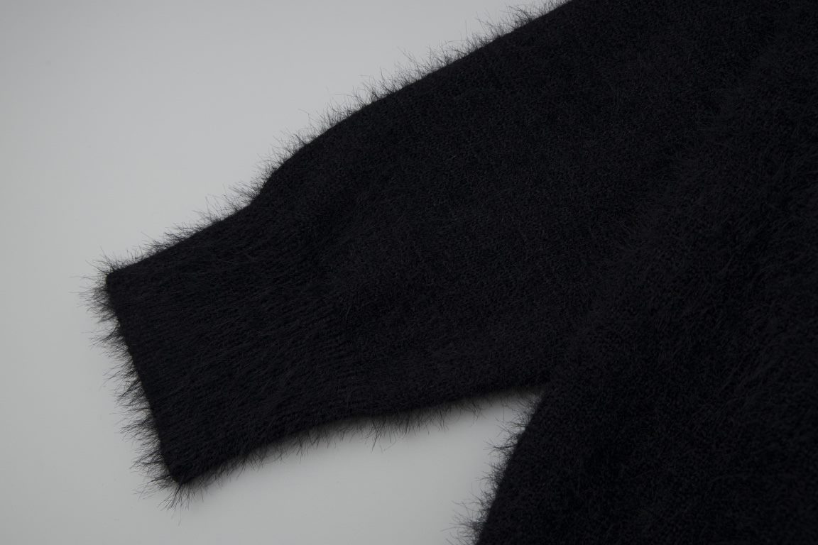 P235YSL Saint Laurent mink monogrammed jacquard long sleeve sweaterSable and seahorse blend, brushed and double-pulled.The fabric is soft and delicate, very drapeySize XS S M L Original fabric 75% mink, 25% mohair.Differ