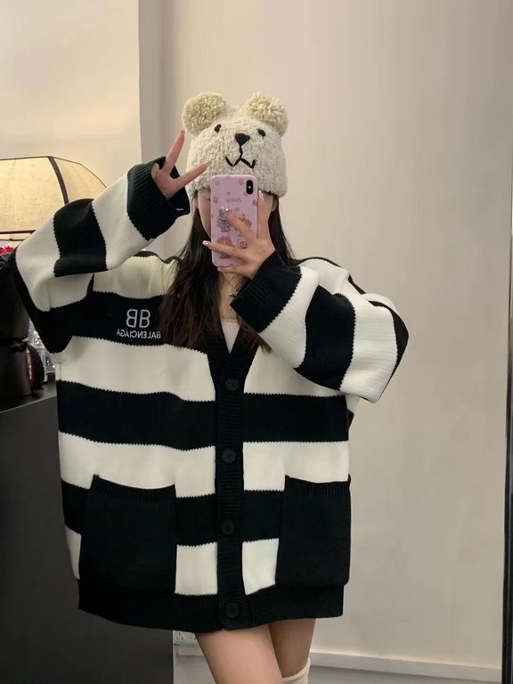 #Balenciaga  Paris Family fall and winter new loose lazy style embroidered letters logo black and white striped V-neck knitted cardigan sweater jacketInfographic