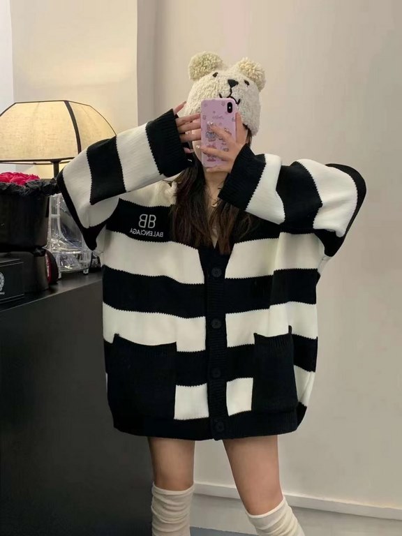 #Balenciaga  Paris Family fall and winter new loose lazy style embroidered letters logo black and white striped V-neck knitted cardigan sweater jacketInfographic