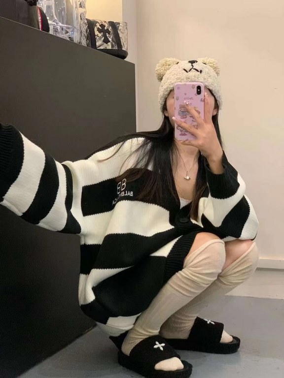 #Balenciaga  Paris Family fall and winter new loose lazy style embroidered letters logo black and white striped V-neck knitted cardigan sweater jacketInfographic