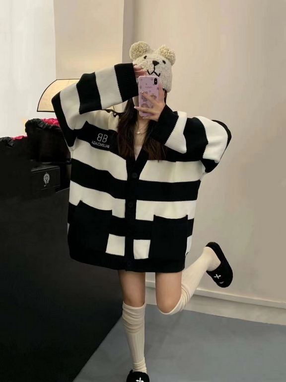 #Balenciaga  Paris Family fall and winter new loose lazy style embroidered letters logo black and white striped V-neck knitted cardigan sweater jacketInfographic