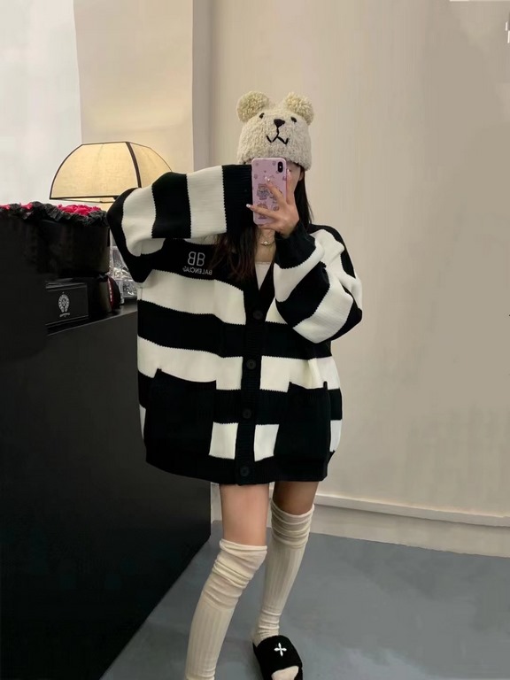 #Balenciaga  Paris Family fall and winter new loose lazy style embroidered letters logo black and white striped V-neck knitted cardigan sweater jacketInfographic