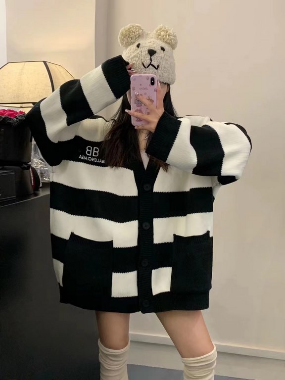 #Balenciaga  Paris Family fall and winter new loose lazy style embroidered letters logo black and white striped V-neck knitted cardigan sweater jacketInfographic