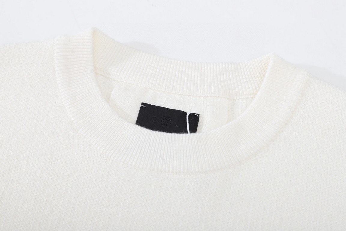 p265           new moneyingRibbed collar, bottom and cuffs.Viscose fiber jacquard crew neck pullover.Imported machine-embossed 4G patterned sleeves and patchwork towel embroidered with givenchy monogram.      white. Blac