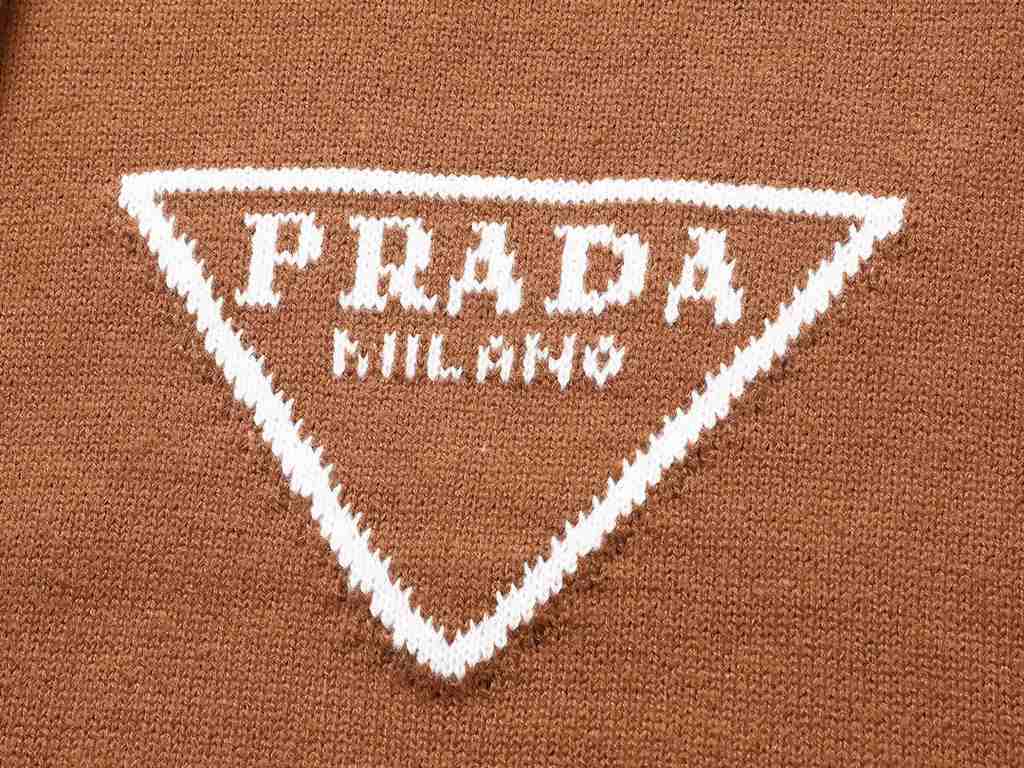 P270 (top of the line version) Distinctive cartons)Style Prada Prada Triangle Monogrammed Customized Wool SweaterColor picture colorSize S-XXLMaterial woolAccessories full set of customized accessoriesGender-neutral Unis