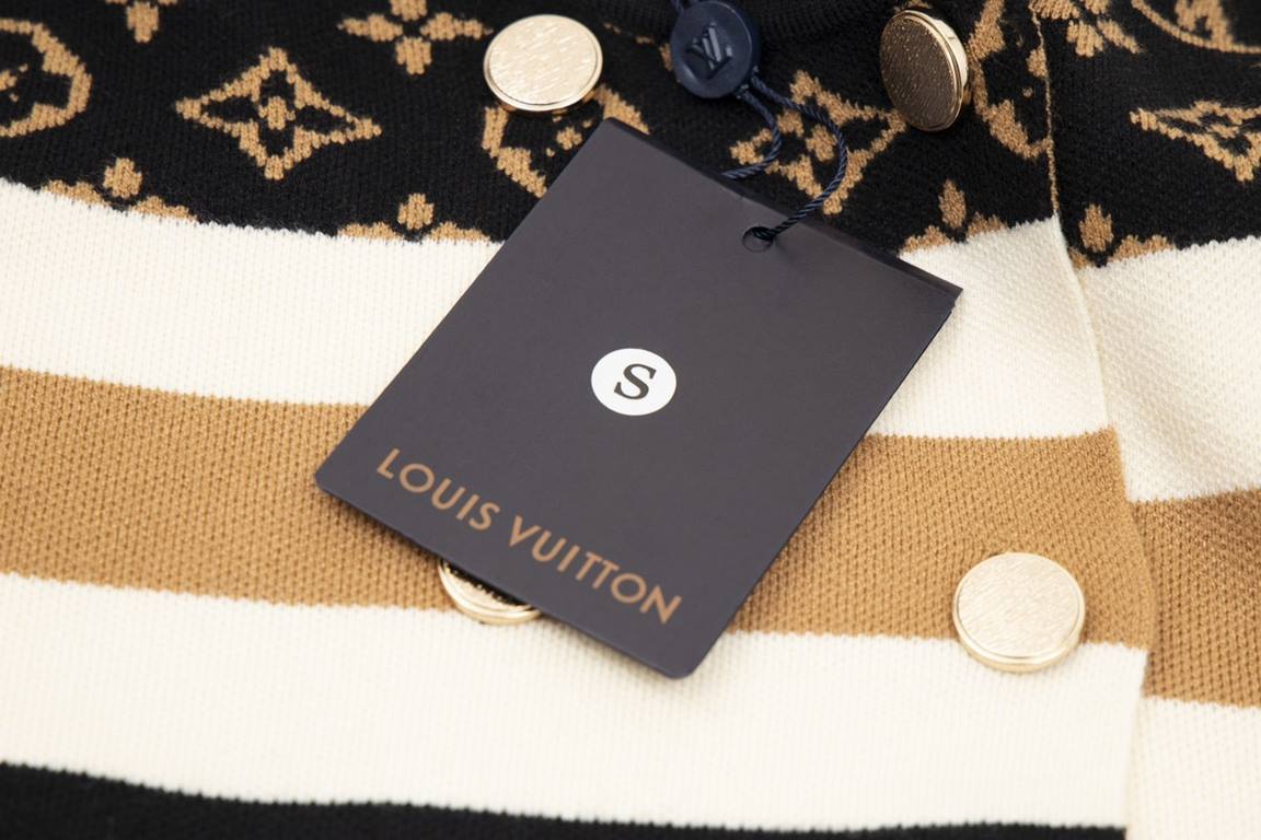 255Model No. C25LV Louis Vuitton FallWinter Exclusive Old Flower Logo Knit Cardigan JacketElegant this piece is also cardigan This small cardigan casually collocation do not too absolute son Adopted wool blended delicate