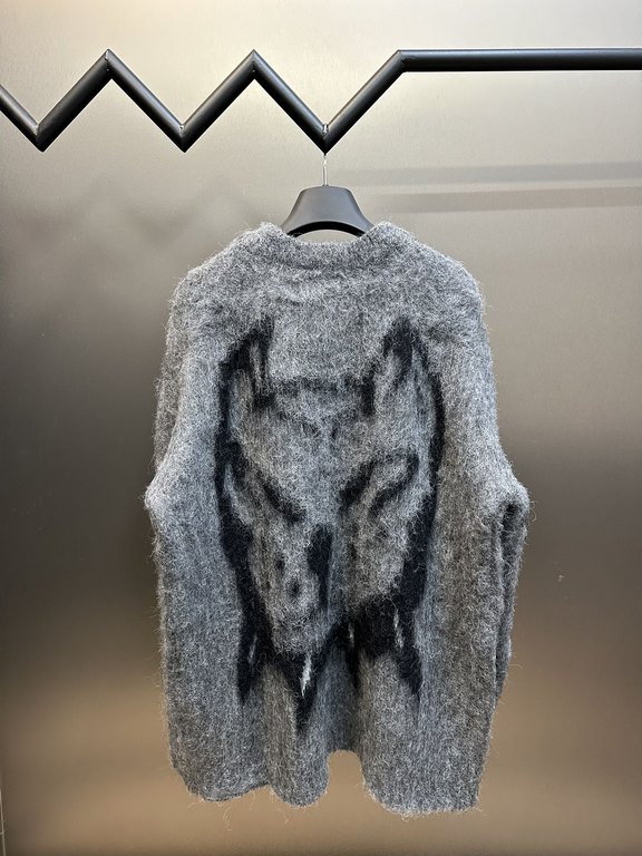 p395 Givenchy dog head mohair sweaterThe fabric is made of high content mohair, containing 60% wool content, the back of the dog's head is jacquarded with imported machines, the front embroidery is embroidered with lette