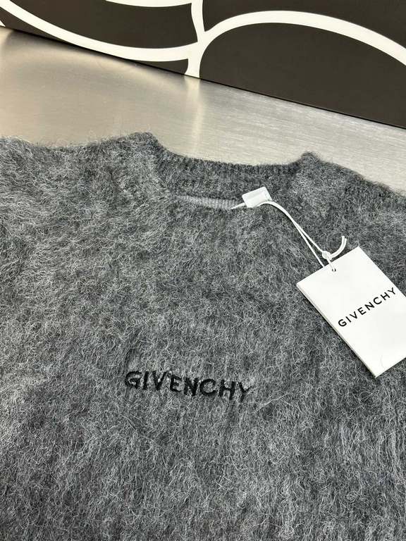 p395 Givenchy dog head mohair sweaterThe fabric is made of high content mohair, containing 60% wool content, the back of the dog's head is jacquarded with imported machines, the front embroidery is embroidered with lette