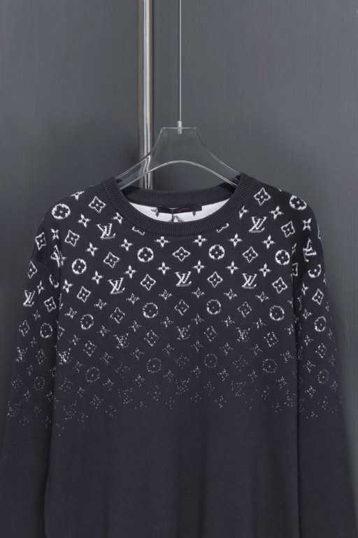 335 (not in stock can be stapled)Lv Gradient Sweater 23ss FallWinter Gradient Cotton Crew Knit This long-sleeved crew is made from a soft cotton knit that's perfect for seasonal wear.The Monogram jacquard pattern fades f