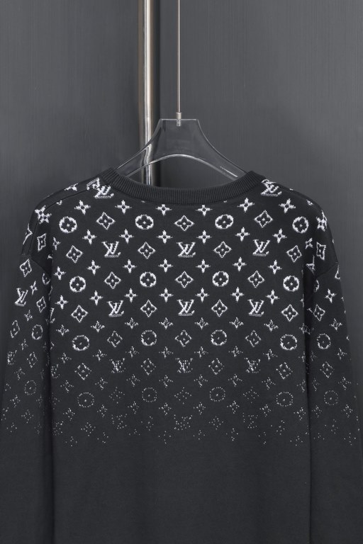 335 (not in stock can be stapled)Lv Gradient Sweater 23ss FallWinter Gradient Cotton Crew Knit This long-sleeved crew is made from a soft cotton knit that's perfect for seasonal wear.The Monogram jacquard pattern fades f