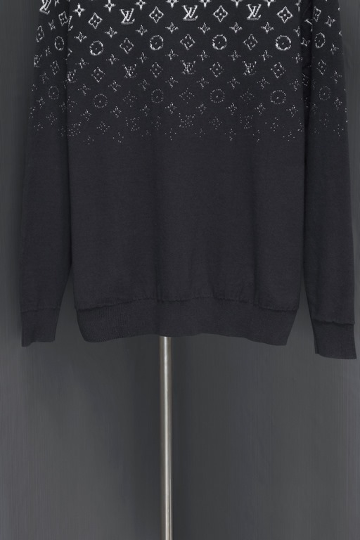 335 (not in stock can be stapled)Lv Gradient Sweater 23ss FallWinter Gradient Cotton Crew Knit This long-sleeved crew is made from a soft cotton knit that's perfect for seasonal wear.The Monogram jacquard pattern fades f