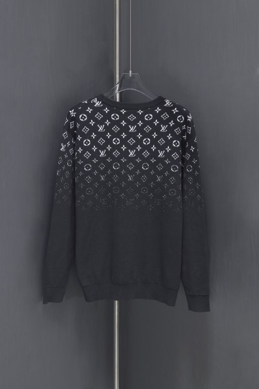 335 (not in stock can be stapled)Lv Gradient Sweater 23ss FallWinter Gradient Cotton Crew Knit This long-sleeved crew is made from a soft cotton knit that's perfect for seasonal wear.The Monogram jacquard pattern fades f