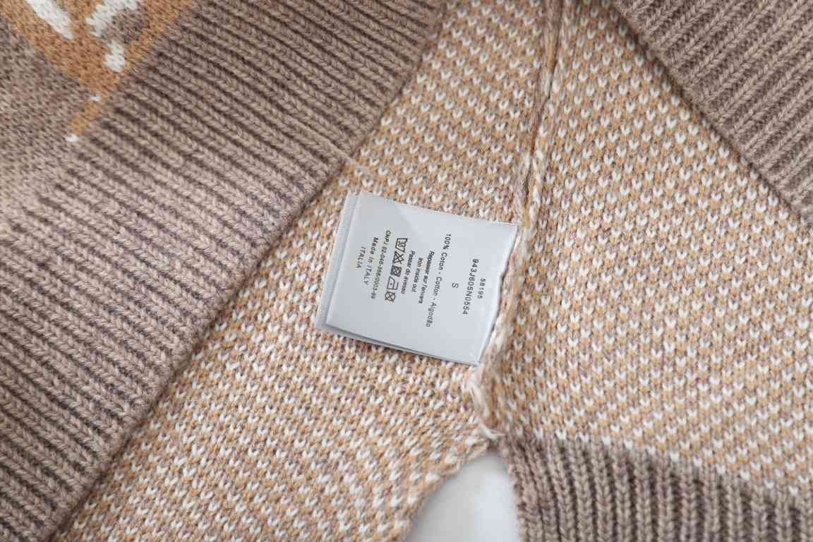 P285 (with carrying case packaging)CD 2022 New Jacquard Khaki Sweater  original original price 11945 purchase  , wool is knitted with 7-needle imported machine knitting manufacturing, using wool content yarn Yarn fixed d