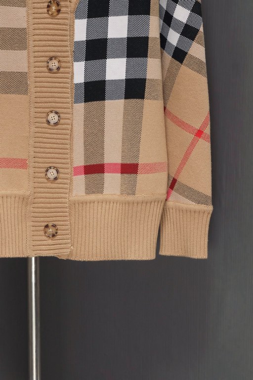 335 (not in stock to staple)Bbr Burberry High Edition Plaid Wool Jacquard CardiganThe latest shelves wool knit sweater hot online, the official website price ￥ 9145 is still the eternal classic plaid elements, this year'