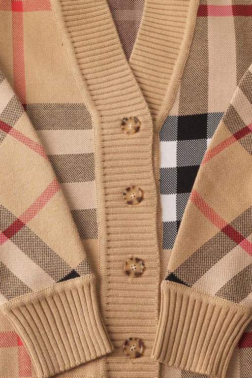 335 (not in stock to staple)Bbr Burberry High Edition Plaid Wool Jacquard CardiganThe latest shelves wool knit sweater hot online, the official website price ￥ 9145 is still the eternal classic plaid elements, this year'