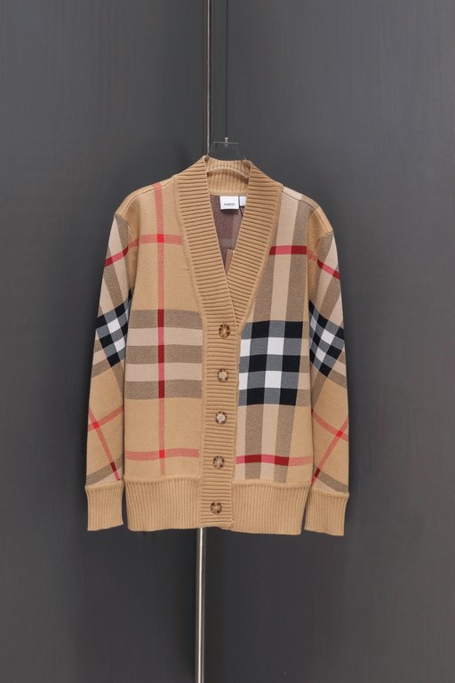 335 (not in stock to staple)Bbr Burberry High Edition Plaid Wool Jacquard CardiganThe latest shelves wool knit sweater hot online, the official website price ￥ 9145 is still the eternal classic plaid elements, this year'