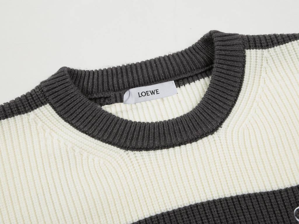 p250 loose version LOEWE 2023 fall new, Loewe striped color collision round neck sweater. The color of the striped round neck sweater from Loewe is a very popular color, and it is very versatile, which is loved by all ki