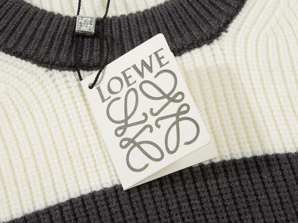 p250 loose version LOEWE 2023 fall new, Loewe striped color collision round neck sweater. The color of the striped round neck sweater from Loewe is a very popular color, and it is very versatile, which is loved by all ki