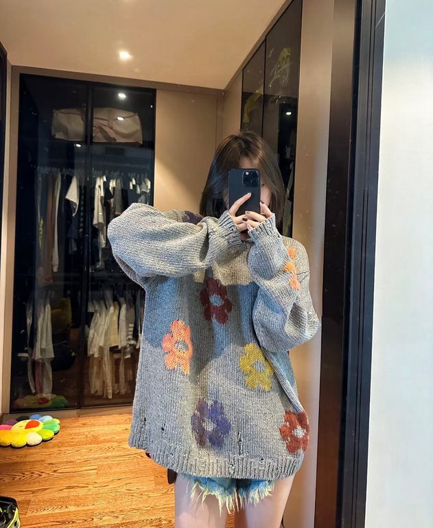 300  (size M23)ACNE studios Early Fall New Crew Neck Torn Floral Pattern SweaterSize SMLHandsome and fashionable on the body, but also gentle, rolled edge half-high neck hole design, multi-color floral design, literature