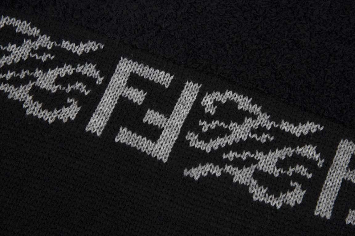 P225FEND Fendi lambswool jacquard long sleeve sweaterLamb's wool and lambswool half-patch fabric is soft and delicate.Partial jacquard design, front and back alignmentSize XS S M L Original Fabric 45% Lamb's wool, 45% La