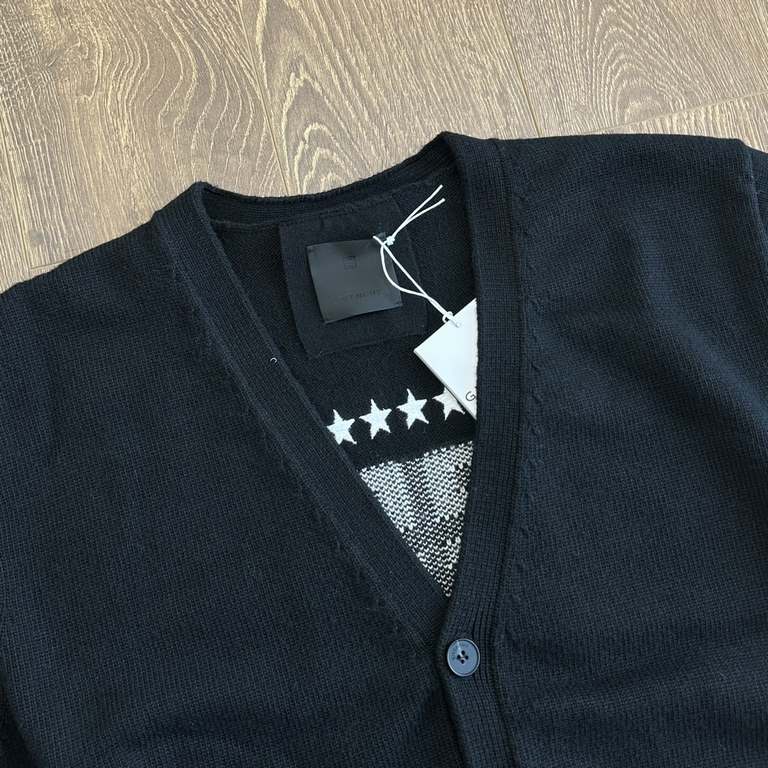 375   GIVENCHGivenchy 23 New Cardigan SweaterSize：XXSXSSMCustom woven cotton fabrics soft and delicate back panel 4G embroidery jacquard pattern hole design three standard accessories complete high-version