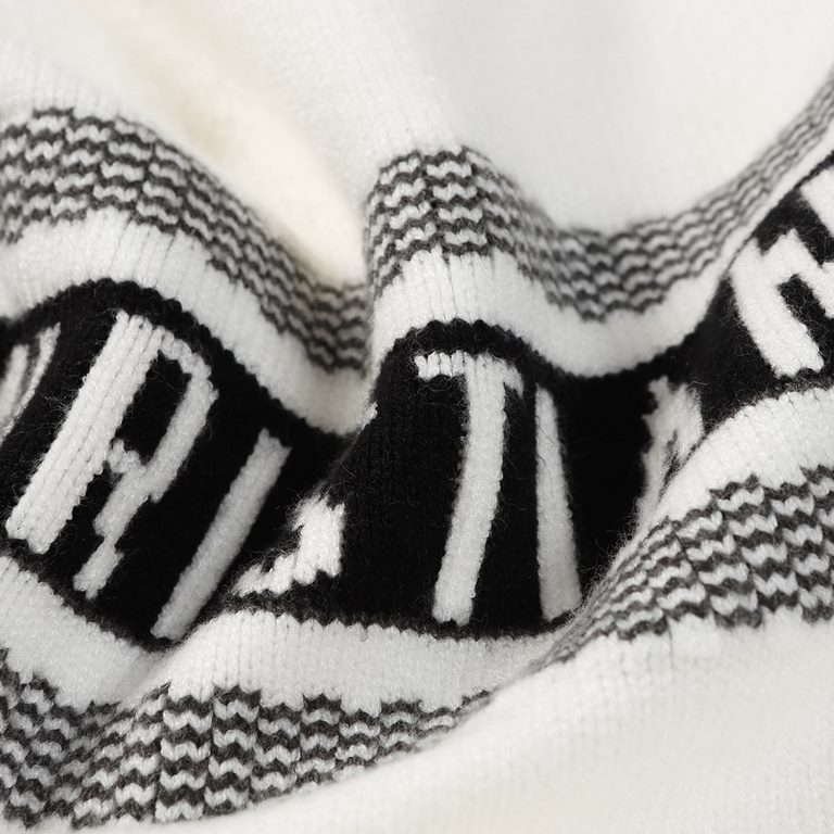 250DIORDior 23FW Classic Dior Logo Striped Colorblock Knit SweaterExclusive to the show, the design is simple yet stylish. The classic black and white color palette is the main line, showing a low-key luxury. The subtle 