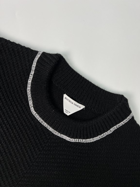 P 330BV Inverted Triangle Cropped SweaterMaterial customized cashmere wool yarn, comfortable and soft on the body, full of drape, strong anti-pilling properties.Craftsmanship using imported machine SHING RAY the whole pi