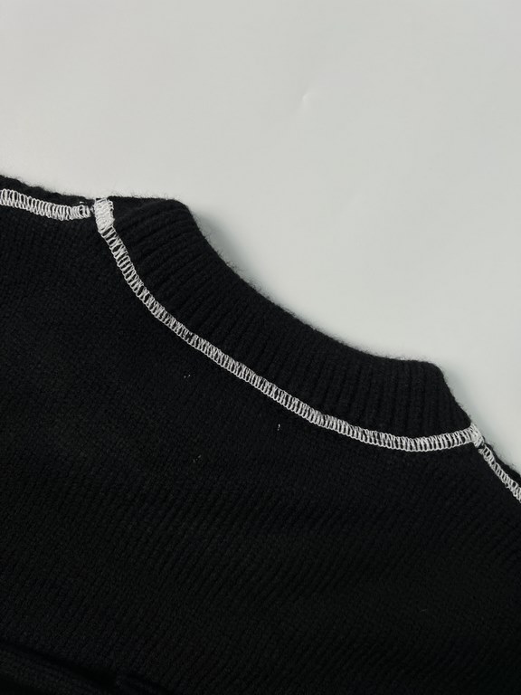 P 330BV Inverted Triangle Cropped SweaterMaterial customized cashmere wool yarn, comfortable and soft on the body, full of drape, strong anti-pilling properties.Craftsmanship using imported machine SHING RAY the whole pi