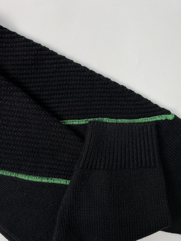 P 330BV Inverted Triangle Cropped SweaterMaterial customized cashmere wool yarn, comfortable and soft on the body, full of drape, strong anti-pilling properties.Craftsmanship using imported machine SHING RAY the whole pi