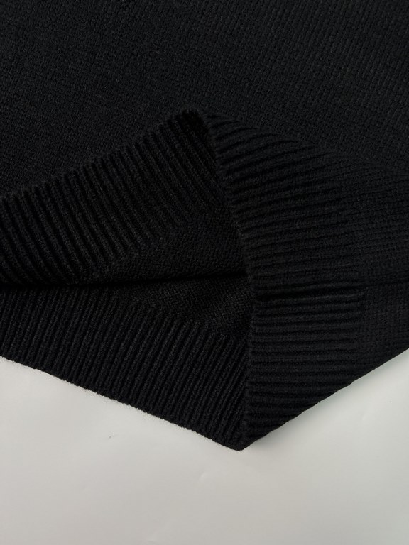 P 330BV Inverted Triangle Cropped SweaterMaterial customized cashmere wool yarn, comfortable and soft on the body, full of drape, strong anti-pilling properties.Craftsmanship using imported machine SHING RAY the whole pi