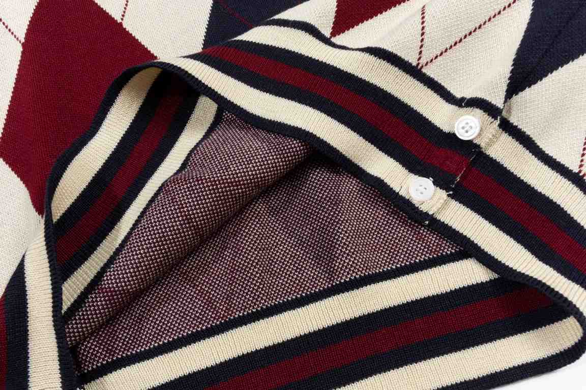 280Thom Browne   Thom Browne diamond black and red splicingTB classic four-bar basic style year after year are wearing the classic models must choose the quality of   all the color fixed dye containing wool cotton yarn, 