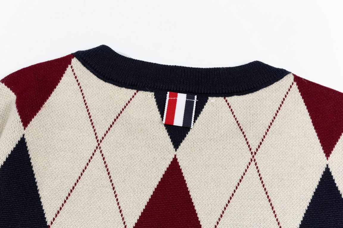 280Thom Browne   Thom Browne diamond black and red splicingTB classic four-bar basic style year after year are wearing the classic models must choose the quality of   all the color fixed dye containing wool cotton yarn, 