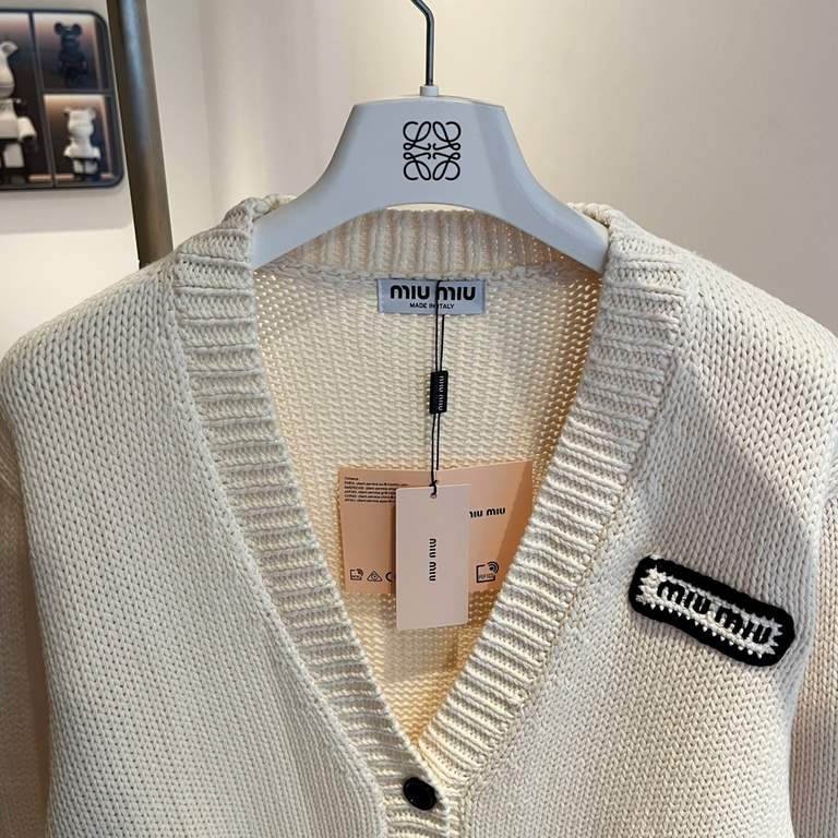 300  (size M25)MIU MIU's hottest cream collegiate knit cardigan this yearSize S M LThe perfect blend of elegance and comfortMiuMiu women's knitted cardigan is made of cotton blend fabric, warm and light, showing elegant 