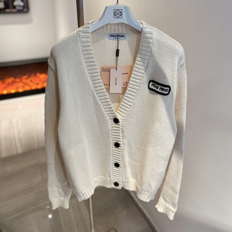 300  (size M25)MIU MIU's hottest cream collegiate knit cardigan this yearSize S M LThe perfect blend of elegance and comfortMiuMiu women's knitted cardigan is made of cotton blend fabric, warm and light, showing elegant 